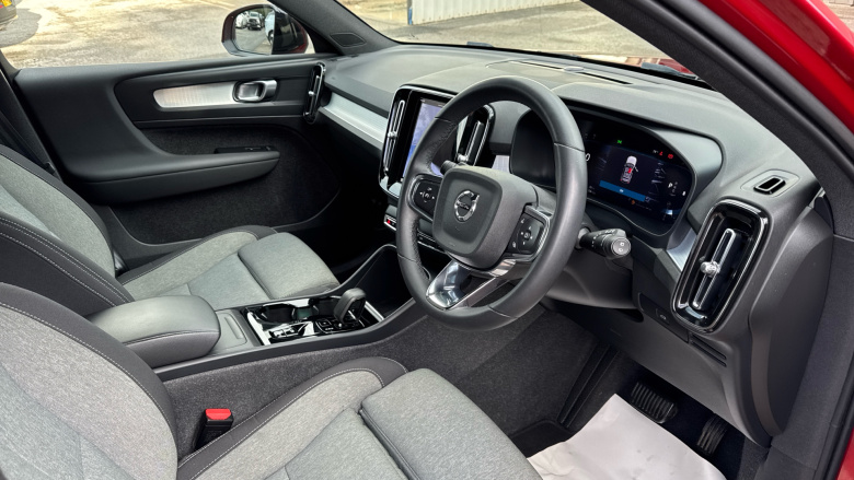 Volvo XC40 2.0 B4P Plus Dark 5dr Auto Petrol Estate